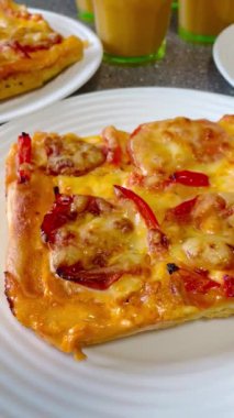 Pasta, pizza, un, hamur, kalori, gıda, ürün, yemek, lezzetli, iştah açıcı, peynir, domates, biber, evde, mutfak, masa, Ukrayna, Ukrayna 