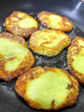 Derun, hamur köftesi, börek, kızartma, lezzetli, yağ, patates, un, kabak, mutfak, aşçı, ateş, gaz, çatırtı, konfor, kızartma tavası