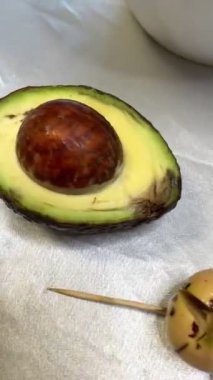 Bir taştan nasıl avokado yetiştirilir, avokado bir saksının içinde, sebze, sebze, ağaç, yapraklar, yeşillikler, mutfak, evde, masa, ilginç, bahçıvan, fidanlar, avokado, taş, toprak, su, çimenlik, hobi