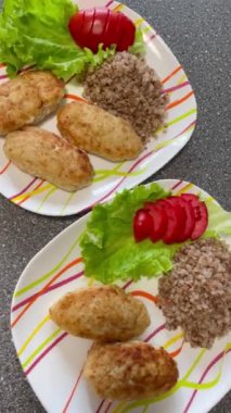 Öğle yemeği, kahvaltı, pirzola, tavuk, karabuğday, lapa, yeşillik, domates, tabak, masa, mutfak, yemek, yemek, lezzetli. Evde ve ailede yemek pişirmek işe yarar. 