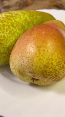 Armut, armut, tatlı, sulu, sarı, yeşil, lezzetli, yemek, yemek, tabak, masa, mutfak, yaz, lezzet, yardım, meyve, vitamin, vegan