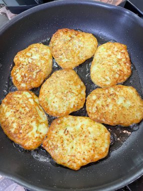 Hamur köftesi, börek, pirzola, kızartma, lezzetli, tabak, ekşi krema, yemek, iştah, iştah, iştah, iştah, iştah, evde, yemek, tuz, yağ, patates, un, kabak, mutfak, pişirme, ateş, gaz, çatırtı, konfor, kızartma tavası.