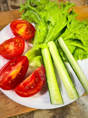 Sebze, yeşillik, marul, domates, salatalık, vitamin, vegan, botanik, sağlık, tabak, lezzetli, öğle yemeği, kahvaltı.