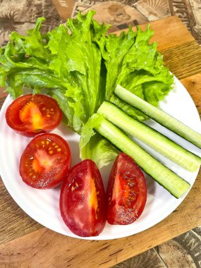 Sebze, yeşillik, marul, domates, salatalık, vitamin, vegan, botanik, sağlık, tabak, lezzetli, öğle yemeği, kahvaltı.