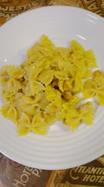 Boynuzlar, makarna, yaylar, yemek, ye, soğan, yağ, et, tavuk, mutfak, tabak, lezzetli makarna, 