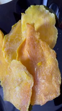Kurutulmuş mango, meyve, vegan, sarı, altın, tabak, kurutulmuş meyve, yemek, yemek, yemek, mutfak, masa