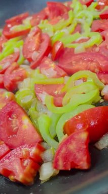 Domates, soğan, biber, yağ, kızartma tavası, kızartma, gaz, yemek, vitamin, kırmızı, yemek, lezzetli