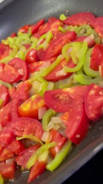 Domates, soğan, biber, yağ, kızartma tavası, kızartma, gaz, yemek, vitamin, kırmızı, yemek, lezzetli