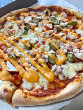 Pizza, pasta, fırın, un, hamur, kalori, yemek, ürünler, yemek, lezzetli, iştah açıcı, peynir, domates, biber, evde, mutfakta, pizzacıda, kutu, yemek, öğle yemeği, aperatif, masa