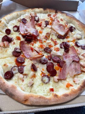 Pizza, pasta, fırın, un, hamur, kalori, yemek, ürünler, yemek, lezzetli, iştah açıcı, peynir, domates, biber, evde, mutfakta, pizzacıda, kutu, yemek, öğle yemeği, aperatif, masa