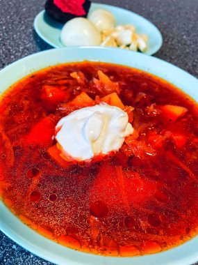 Borş, geleneksel Ukrayna mutfağı, Ukrayna pancar kökü, ekşi krema, soğan, sarımsak, sebze, masa, tabak, mutfak, yemek, organik, vegan, aşçı, koku, lezzetli