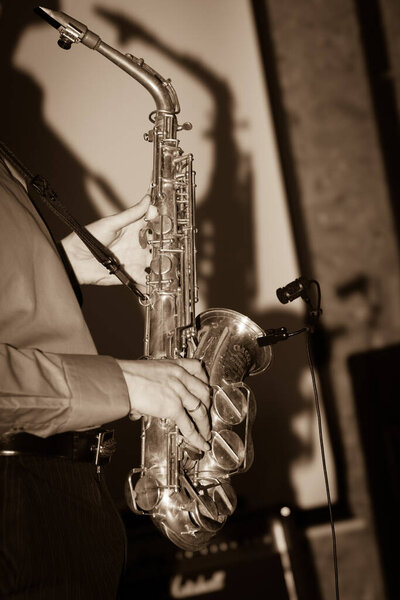 Saxofón Música Arte Manos Músico Sala Noche Intimidad — Foto de Stock