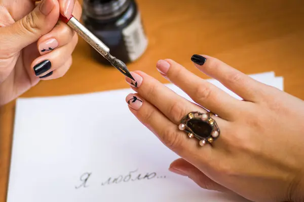 Tırnaklar, parmaklar, manikür, kalem, sanat, fikir, aşk, kadın, eller