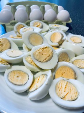 Haşlanmış yumurta, yumurta, beyaz, sarısı, bir tabakta, evde, masada, yemek, beyaz ve sarı