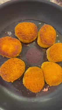 Kızartma tavası, nugget, pirzola, balık, et, tavuk, ateş, gaz, yağ, yağ, kızarmış, yemek, ekmek, soba, öğle yemeği, kahvaltı, yemek, yemek.