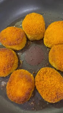 Kızartma tavası, nugget, pirzola, balık, et, tavuk, ateş, gaz, yağ, yağ, kızarmış, yemek, ekmek, soba, öğle yemeği, kahvaltı, yemek, yemek.