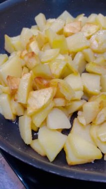 Patates, kızartma, yemek, yağ, yağ, tuz, tava, gaz, ateş, soba, tabak, yemek, patates kızartması.