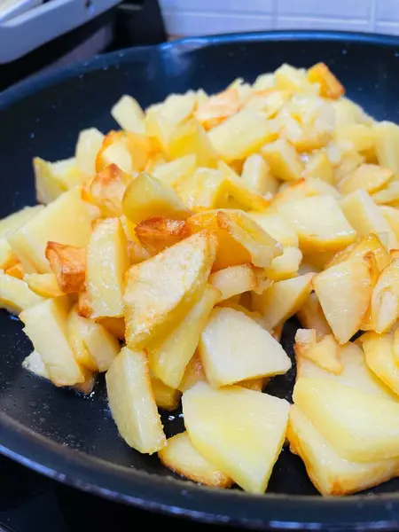 Patates, kızartma, yemek, yağ, yağ, tuz, tava, gaz, ateş, soba, tabak, yemek, patates kızartması.