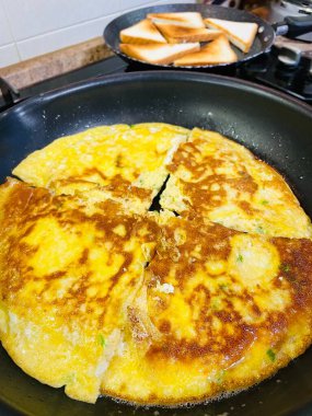 Kahvaltı, öğle yemeği, akşam yemeği, yemek, omlet, omlet, omlet, omlet, yumurta, yağ, kızartma, lezzetli, ekmek, kızarmış ekmek, kızarmış ekmek, mutfak, aşçı, tava.