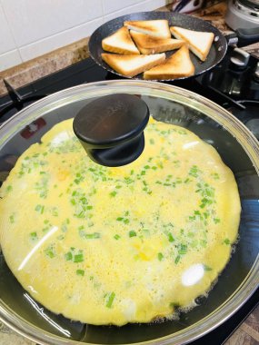 Kahvaltı, öğle yemeği, akşam yemeği, yemek, omlet, omlet, omlet, omlet, yumurta, yağ, kızartma, lezzetli, ekmek, kızarmış ekmek, kızarmış ekmek, mutfak, aşçı, tava.