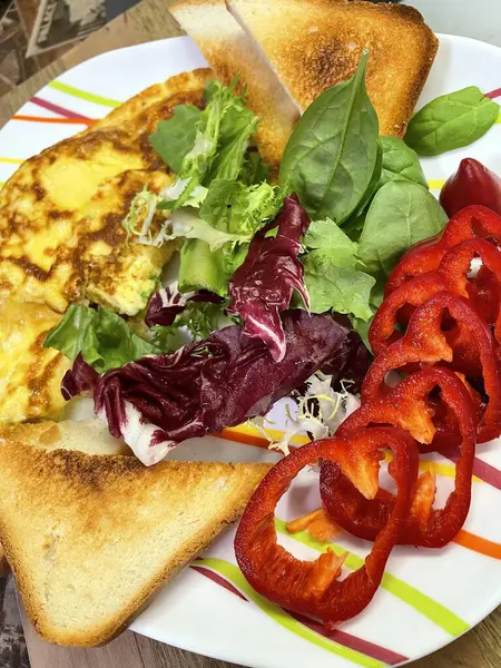 Kahvaltı, öğle yemeği, akşam yemeği, yemek, tabak, omlet, omlet, omlet, omlet, yumurta, salata, yeşillik, vitamin, sebze, biber, ekmek, kızarmış ekmek, ekmek, ekmek, mutfak, yemek.