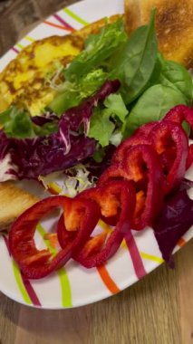 Kahvaltı, öğle yemeği, akşam yemeği, yemek, tabak, omlet, omlet, omlet, omlet, yumurta, salata, yeşillik, vitamin, sebze, biber, ekmek, kızarmış ekmek, ekmek, ekmek, mutfak, yemek.