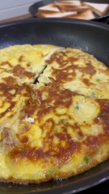 Kahvaltı, öğle yemeği, akşam yemeği, yemek, omlet, omlet, omlet, çırpılmış yumurta, yumurta, yağ, kızartma, lezzetli, ekmek, kızarmış ekmek, kızarmış ekmek, mutfak, pişirme, tava, protein 