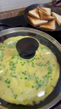 Kahvaltı, öğle yemeği, akşam yemeği, yemek, omlet, omlet, omlet, çırpılmış yumurta, yumurta, yağ, kızartma, lezzetli, ekmek, kızarmış ekmek, kızarmış ekmek, mutfak, pişirme, tava, protein 