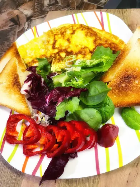 Kahvaltı, öğle yemeği, akşam yemeği, yemek, tabak, omlet, omlet, omlet, omlet, yumurta, salata, yeşillik, vitamin, sebze, biber, ekmek, kızarmış ekmek, ekmek, ekmek, mutfak, yemek.