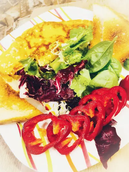 Kahvaltı, öğle yemeği, akşam yemeği, yemek, tabak, omlet, omlet, omlet, omlet, yumurta, salata, yeşillik, vitamin, sebze, biber, ekmek, kızarmış ekmek, ekmek, ekmek, mutfak, yemek.