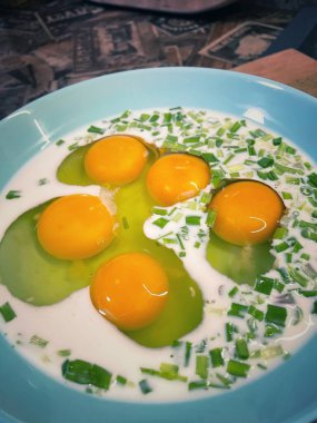 Kahvaltı, öğle yemeği, akşam yemeği, yemek, omlet, omlet, omlet, omlet, yumurta, süt, kızarmış, lezzetli, soğan, yeşil soğan, mutfak, aşçı, masa, tabak.