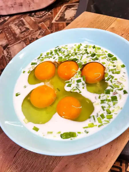 Kahvaltı, öğle yemeği, akşam yemeği, yemek, omlet, omlet, omlet, omlet, yumurta, süt, kızarmış, lezzetli, soğan, yeşil soğan, mutfak, aşçı, masa, tabak.