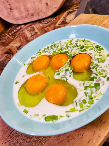 Kahvaltı, öğle yemeği, akşam yemeği, yemek, omlet, omlet, omlet, omlet, yumurta, süt, kızarmış, lezzetli, soğan, yeşil soğan, mutfak, aşçı, masa, tabak.