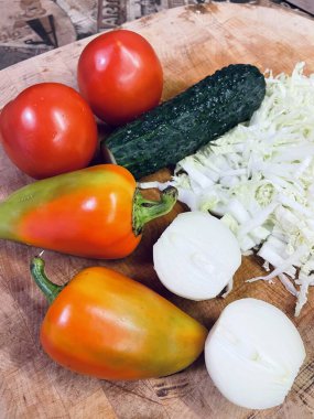 Salata, sebze, vitamin, vegan, organik, soğan, salatalık, domates, lahana, biber, yemek, masa, mutfak, yemek, yemek, yemek.