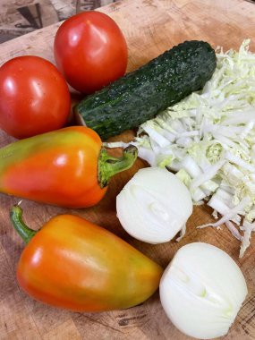 Salata, sebze, vitamin, vegan, organik, soğan, salatalık, domates, lahana, biber, yemek, masa, mutfak, yemek, yemek, yemek.