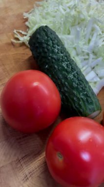 Salata, sebze, vitamin, vegan, organik, soğan, salatalık, domates, lahana, biber, yemek, masa, mutfak, yemek, yemek, yemek.