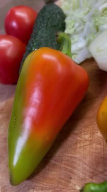 Salata, sebze, vitamin, vegan, organik, soğan, salatalık, domates, lahana, biber, yemek, masa, mutfak, yemek, yemek, yemek.