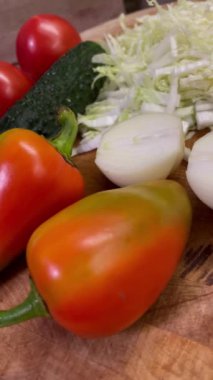 Salata, sebze, vitamin, vegan, organik, soğan, salatalık, domates, lahana, biber, yemek, masa, mutfak, yemek, yemek, yemek.