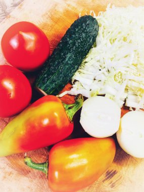 Salata, sebze, vitamin, vegan, organik, soğan, salatalık, domates, lahana, biber, yemek, masa, mutfak, yemek, yemek, yemek.