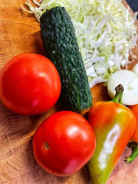 Salata, sebze, vitamin, vegan, organik, soğan, salatalık, domates, lahana, biber, yemek, masa, mutfak, yemek, yemek, yemek.