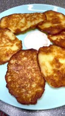 Ukrayna mutfağı, deruns, patates, patates, patates, kızartma, yağ, gaz, ateş, kızartma tavası, yemek, tabak, mutfak, lezzet, yemek, sebze, kalori