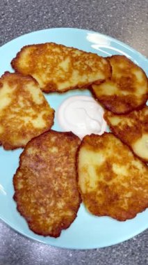 Ukrayna mutfağı, deruns, patates, patates, patates, kızartma, yağ, gaz, ateş, kızartma tavası, yemek, tabak, mutfak, lezzet, yemek, sebze, kalori