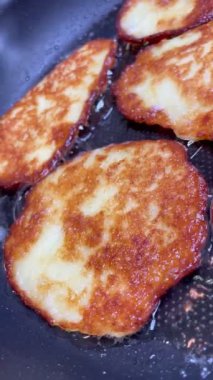 Ukrayna mutfağı, deruns, patates, patates, patates, kızartma, yağ, gaz, ateş, kızartma tavası, yemek, tabak, mutfak, lezzet, yemek, sebze, kalori