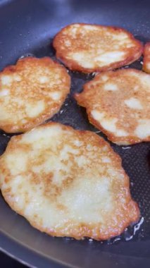Ukrayna mutfağı, deruns, patates, patates, patates, kızartma, yağ, gaz, ateş, kızartma tavası, yemek, tabak, mutfak, lezzet, yemek, sebze, kalori