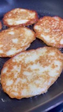 Ukrayna mutfağı, deruns, patates, patates, patates, kızartma, yağ, gaz, ateş, kızartma tavası, yemek, tabak, mutfak, lezzet, yemek, sebze, kalori
