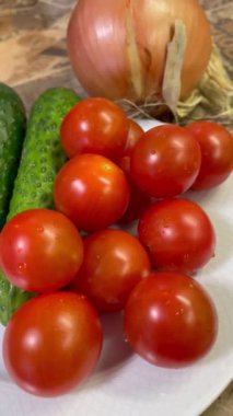 Sebze, domates, salatalık, salatalık, soğan, tabak, masa, mutfak, salata, vitaminler, sağlık, kahvaltı, öğle yemeği, yemek, yemek