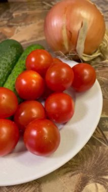 Sebze, domates, salatalık, salatalık, soğan, tabak, masa, mutfak, salata, vitaminler, sağlık, kahvaltı, öğle yemeği, yemek, yemek