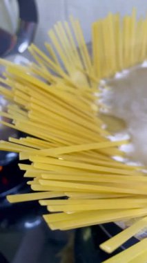 Makarna, makarna, makarna, spagetti, kaynama, aşçılık, mutfak, soba, yemek, kaynayan su, su, ateş, gaz, elektrik, kap, un, sağlıklı protein, vitamin, sağlık, vegan