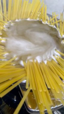 Makarna, makarna, makarna, spagetti, kaynama, aşçılık, mutfak, soba, yemek, kaynayan su, su, ateş, gaz, elektrik, kap, un, sağlıklı protein, vitamin, sağlık, vegan