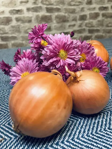 Sonbahar çiçekleri, soğanlar, soğanlar, sebzeler, sebzeler, kasımpatılar, kasımpatılar, buket, mor, pembe, yeşil, masa, ruh hali, aşk, ilham, hayat, canlı.